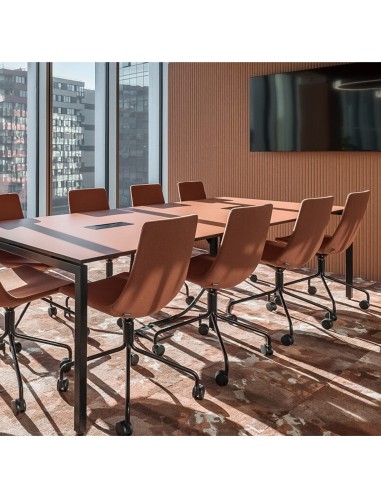 Salle de réunion aménagée avec plusieurs chaises North Cape sur roulettes – ambiance professionnelle et chaleureuse.