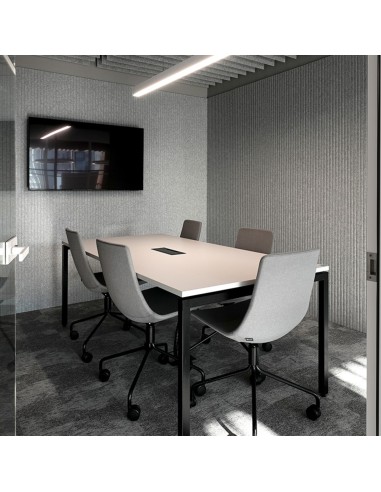 Salle de réunion équipée de chaises North Cape blanches sur roulettes – confort et design moderne.