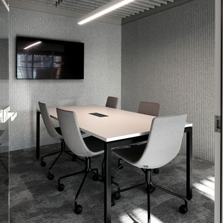 Salle de réunion équipée de chaises North Cape blanches sur roulettes – confort et design moderne.