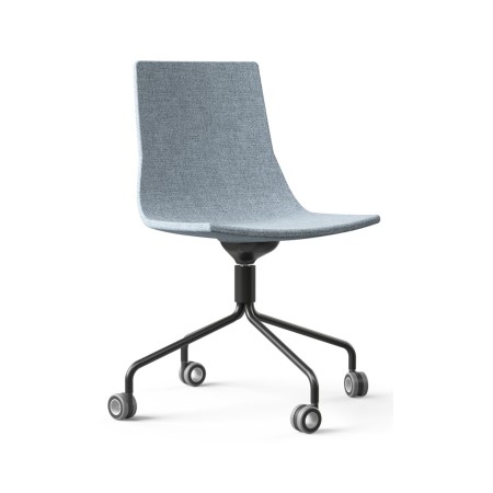 Chaise de conférence North Cape avec piètement mobile et coque tissu – vue produit en studio.