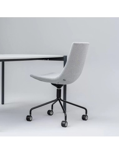 Chaise North Cape grise positionnée près d’un bureau – illustration en situation réelle.