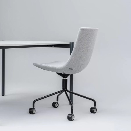 Chaise North Cape grise positionnée près d’un bureau – illustration en situation réelle.