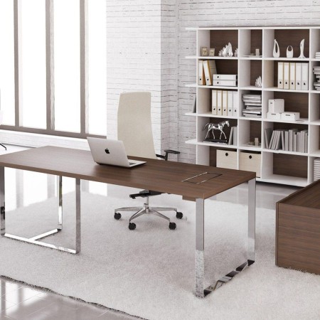 Chaise de direction North Cape avec accoudoirs plastique dans un bureau moderne