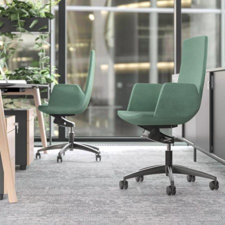 Chaise de bureau North Cape en tissu vert et gris, avec accoudoirs rembourrés et piètement 5 branches sur roulettes. Idéale pour