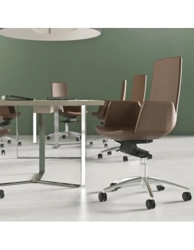 Mise en situation de deux chaises North Cape en cuir brun, parfaites pour une salle de réunion élégante et fonctionnelle.