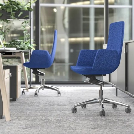 Ambiance dynamique avec deux chaises North Cape en tissu bleu, piètement à roulettes et accoudoirs rembourrés. Convient aux espa