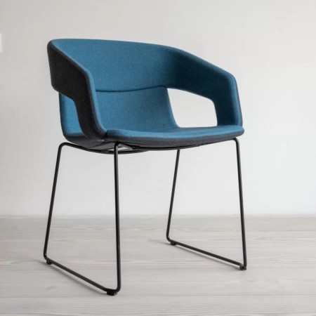 Vue arrière de la chaise TWIST&SIT avec piètement blanc luge