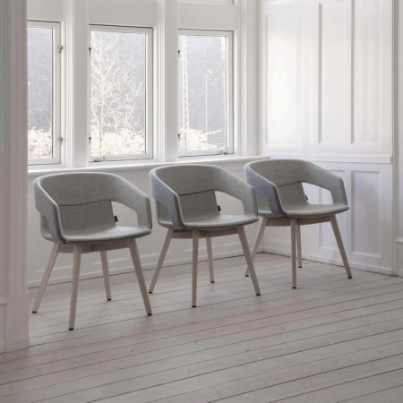 Ensemble de chaises TWIST&SIT avec pieds bois dans un espace d’accueil – idéale pour salles d’attente ou salons professionnels.