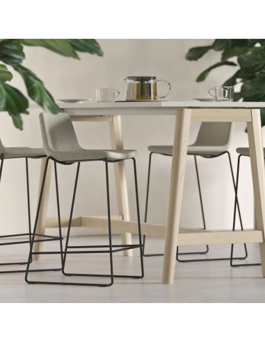 Ambiance conviviale avec tabourets TWIST&SIT 640 mm – parfaits pour cafétérias et zones de pause.
