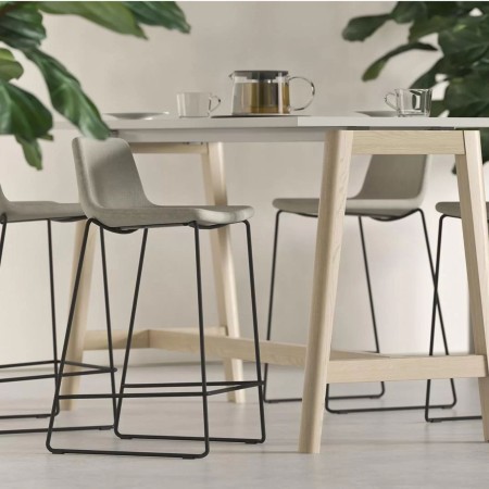 Ambiance conviviale avec tabourets TWIST&SIT 640 mm – parfaits pour cafétérias et zones de pause.