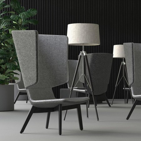 Fauteuil lounge acoustique gris clair avec dossier haut et pieds bois naturel – TWIST&SIT 2