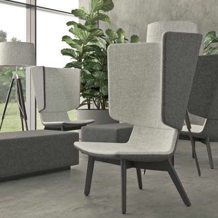 Ambiance lounge avec deux fauteuils TWIST&SIT et plante d’intérieur