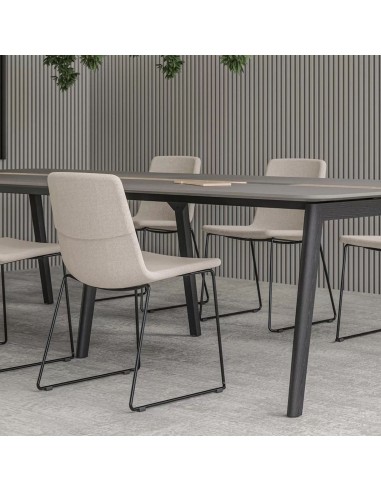 Chaises TWIST&SIT sans accoudoirs autour d’une table de réunion noire