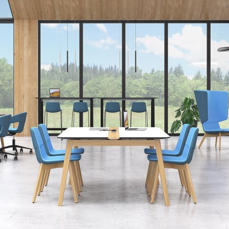 Chaises TWIST&SIT bois clair autour d’une grande table de réunion