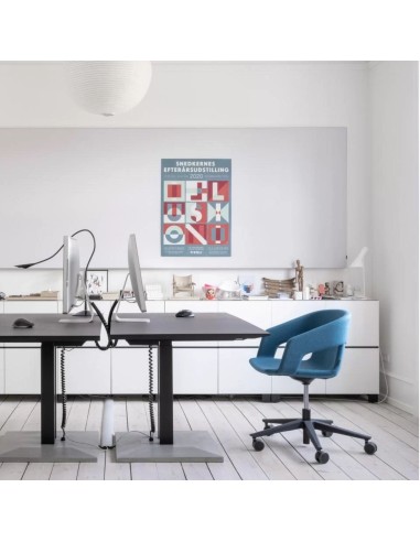 Chaise de bureau TWIST&SIT sur roulettes bleue, idéale pour les bureaux modernes et lumineux.