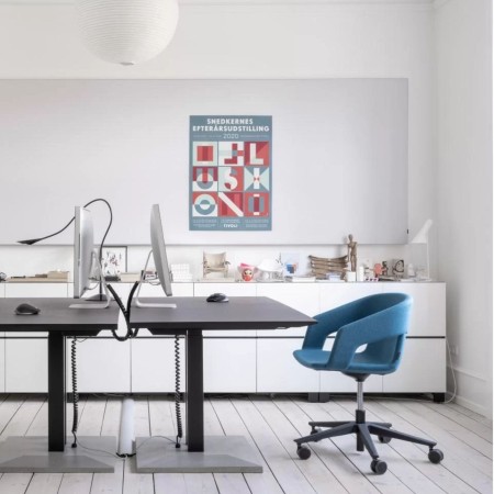 Chaise de bureau TWIST&SIT sur roulettes bleue, idéale pour les bureaux modernes et lumineux.