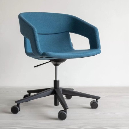 Chaise TWIST&SIT avec base noire sur roulettes, parfaite pour espaces de travail contemporains.