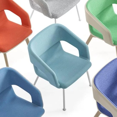 Chaises lounges dossiers bas rembourrées alignées en différents coloris – TWIST&SIT Soft