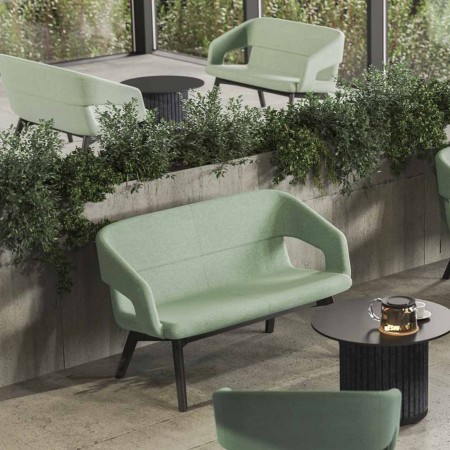 Canapé TWIST&SIT Soft vert kaki avec piètement bois foncé – Ambiance lounge végétale