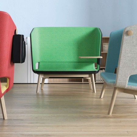 Canapé TWIST&SIT Soft vert clair dossier haut en zone lounge moderne