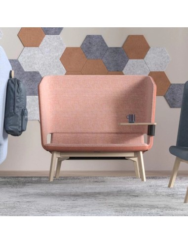 Canapé TWIST&SIT Soft dossier haut piètement bois clair en espace d’accueil