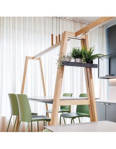 Tabourets Polytone L autour d’une table haute dans un espace détente