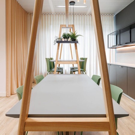 Aménagement lounge avec tabourets hauts Polytone L vert pastel