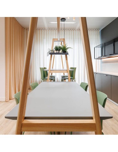 Ensemble de chaises Polytone L autour d’une table haute de réunion partagée