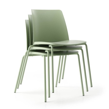 Chaises empilées Polytone L avec piètement fin – vue de face