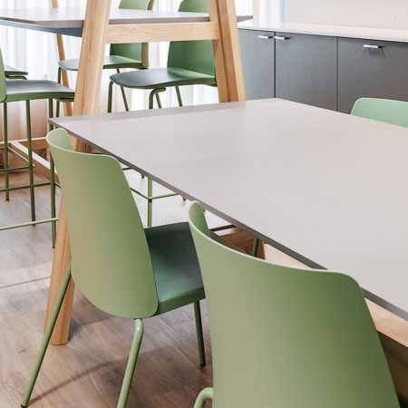 Chaise Polytone L verte dans un espace de réunion convivial et moderne