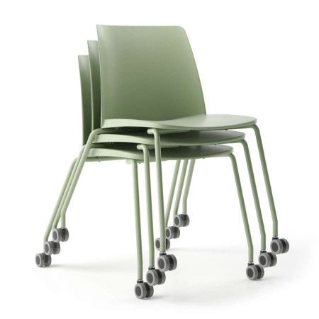 Chaises Polytone L vertes à roulettes empilées – vue latérale