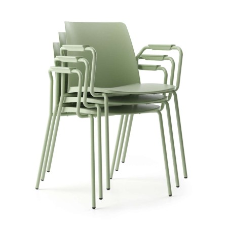 Chaises empilables Polytone L avec accoudoirs – gain de place professionnel