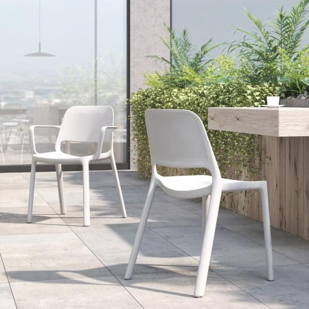 Chaise design empilable Polytone O utilisée en terrasse de bureau