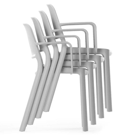 Chaises Polytone O avec accoudoirs empilées – gain de place