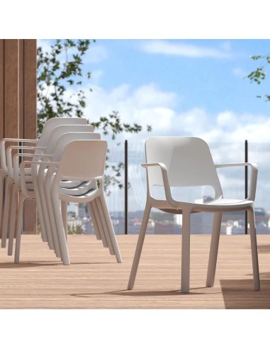 Chaises Polytone O avec accoudoirs en plastique blanc sur terrasse extérieure