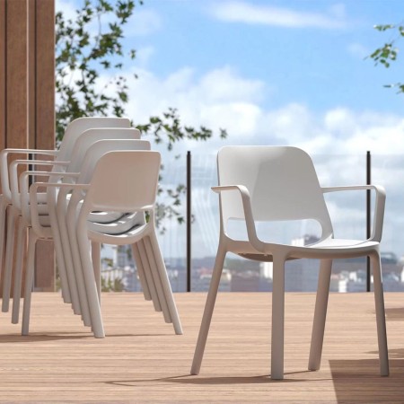 Chaises Polytone O avec accoudoirs en plastique blanc sur terrasse extérieure