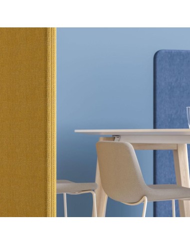 Écran acoustique jaune dans un espace de réunion moderne avec mur bleu