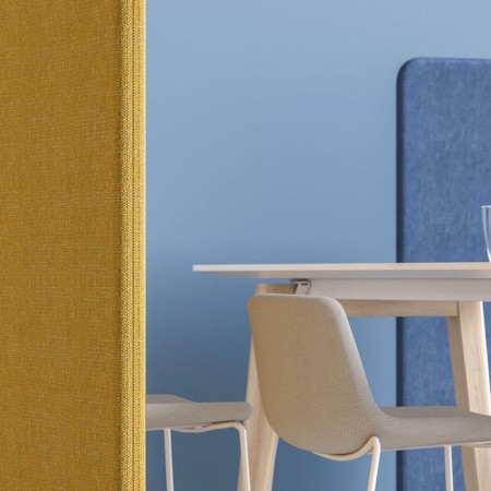 Écran acoustique jaune dans un espace de réunion moderne avec mur bleu