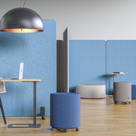 Panneaux acoustiques bleus dans un bureau flexible avec mobilier sur roulettes