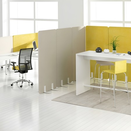 Séparateurs acoustiques beige et jaune pour open space lumineux et structuré