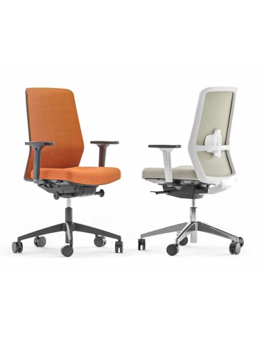 2 chaises oranges et grises sur roulettes avec accoudoirs