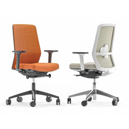 2 chaises oranges et grises sur roulettes avec accoudoirs