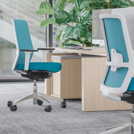 Bureau coloré avec chaises confortables bleues SURF pour espace de travail