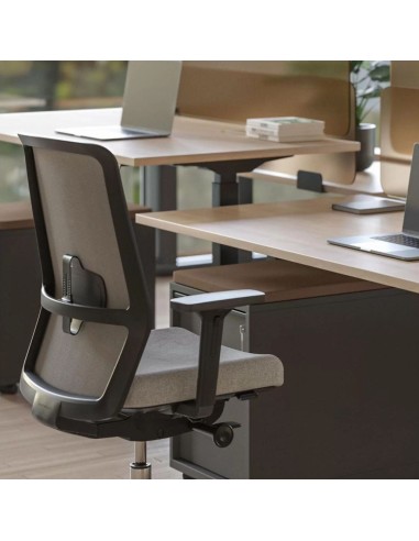 Chaise SURF devant bureau en bois clair et caisson de rangement