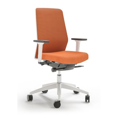 Chaise orange avec accoudoirs blancs et noirs réglables