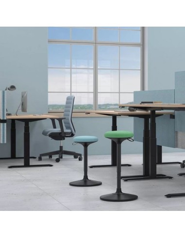 Chaises hautes verte et bleue devant bureau assis debout