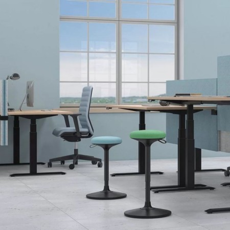 Chaises hautes verte et bleue devant bureau assis debout