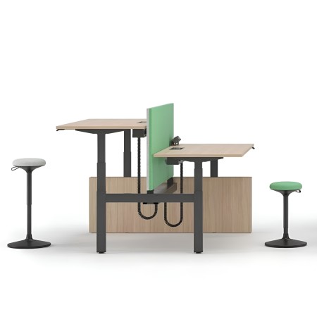 Chaises hautes vertes et grises devant bureau partagé avec séparateur vert