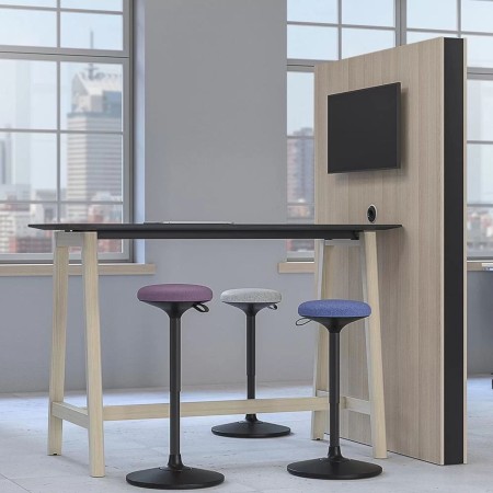 Panneau avec écran intégré, table haute et 3 chaises hautes