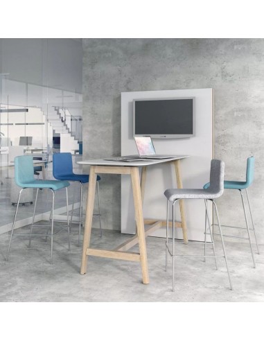 Tabourets de bar Moon autour d’une table haute en bois clair dans un espace détente moderne